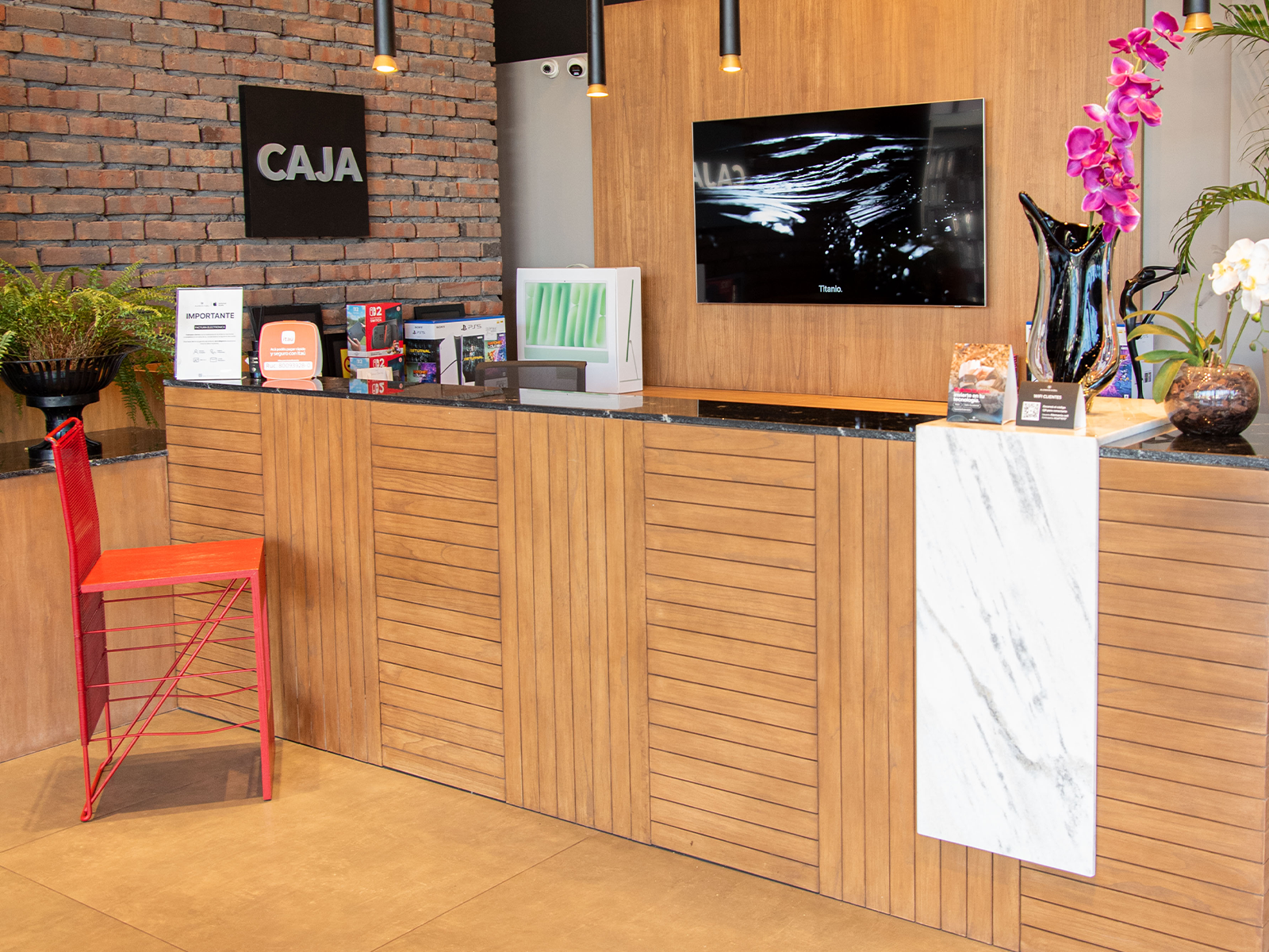 Área de caja con mostrador comercial